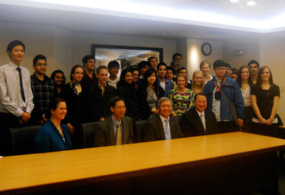 Students pose with Professors and Acer Chairman