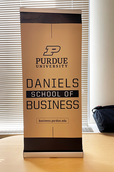 Pop Up Table Banner (Gold Daniels)